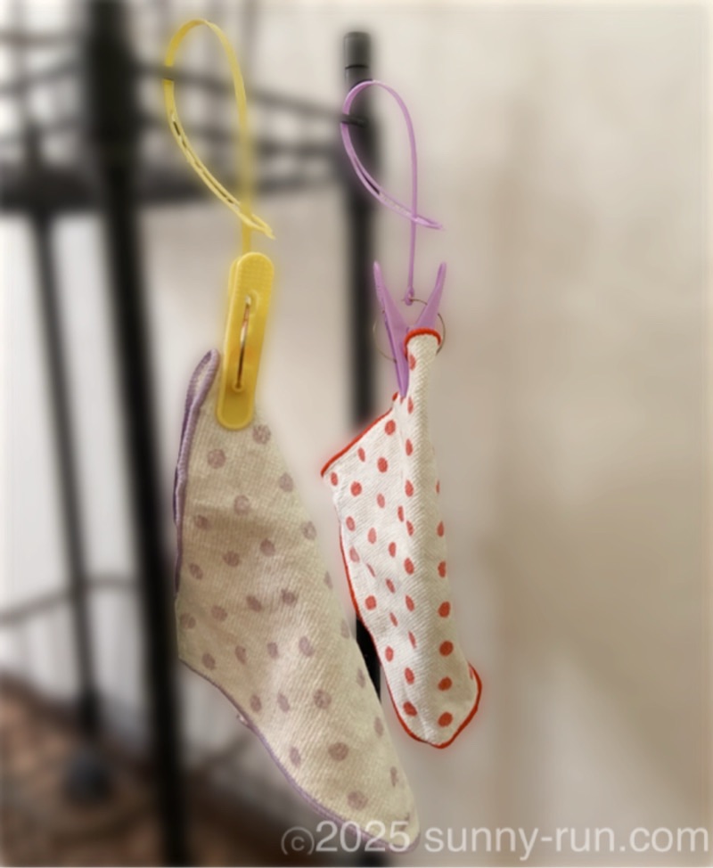 ミニハンカチを再利用した子ども専用ふきんをループ付き洗濯ばさみにかけて収納している