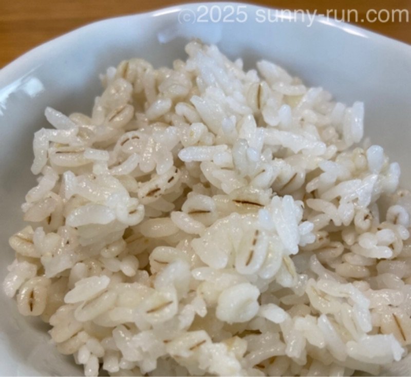 業務スーパーの胚芽押麦とお米を5割炊きにした炊き立て麦ご飯