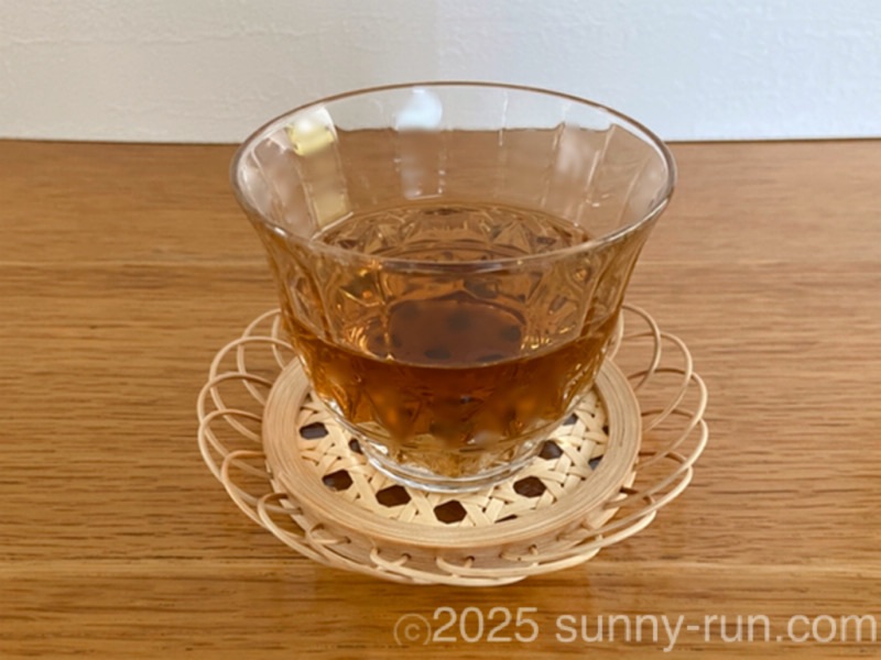 麦茶を注いだガラス湯飲みをソーサーに置いている
