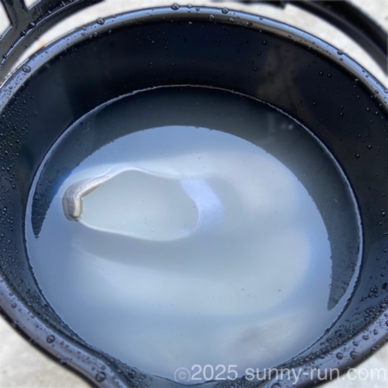 ダイソーのバケツにセスキ炭酸ソーダと水を入れて、上靴２人分をつけ置きしている