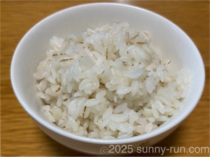 業務スーパーの胚芽押麦とお米を正しい水分量で3.5割炊きにした、炊き立て麦ご飯