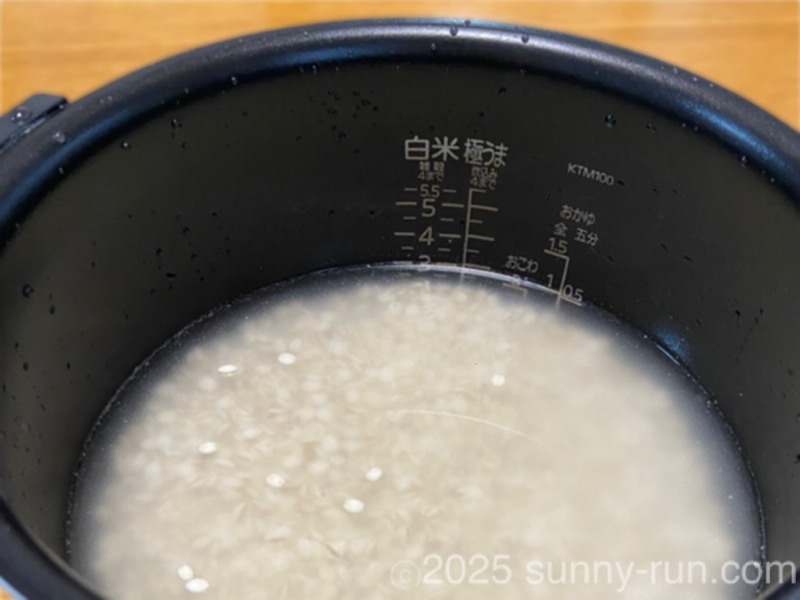 業務スーパーの胚芽押麦とお米の3.5割炊きの正しい水分量。水位の目盛りは３合の位置になった。