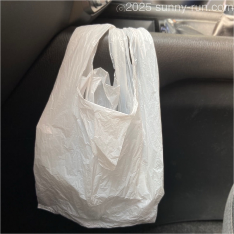 カラビナにつなげたストッパー付きS字フックにレジ袋を吊り下げて、CX-5の車内ゴミ箱をDIY