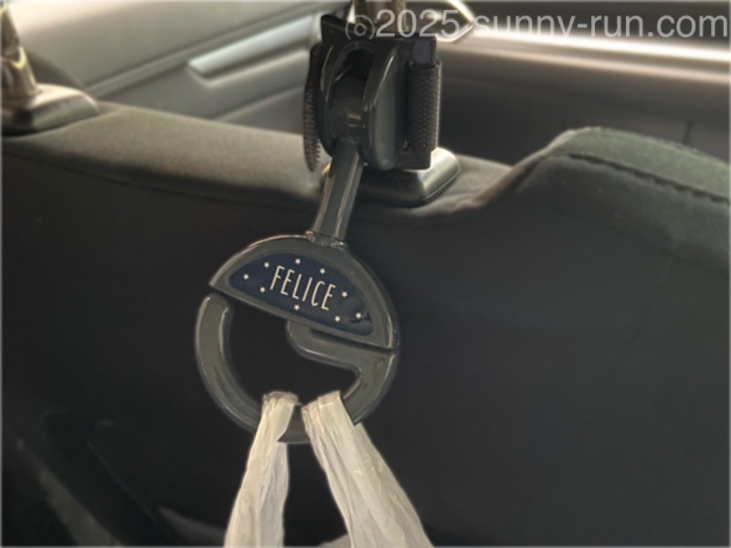 CX-5の助手席ヘッドレストにストッパー付きのベビーカーフックを取り付け、レジ袋を吊り下げて、後部座席用の車内ゴミ箱にしている