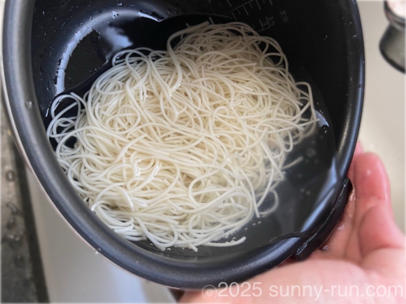 茹でたそうめんを炊飯釜で“水洗い”する。