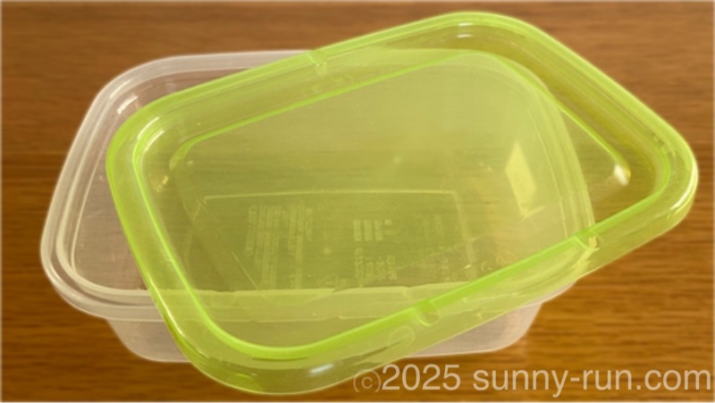 ハムのパックを入れている、100均のタッパーの蓋の形状。