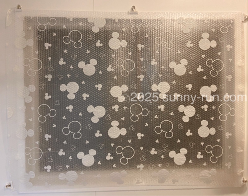 目玉クリップと超強力マグネットで浴室の出窓に貼った、ダイソーの防カビ断熱シート