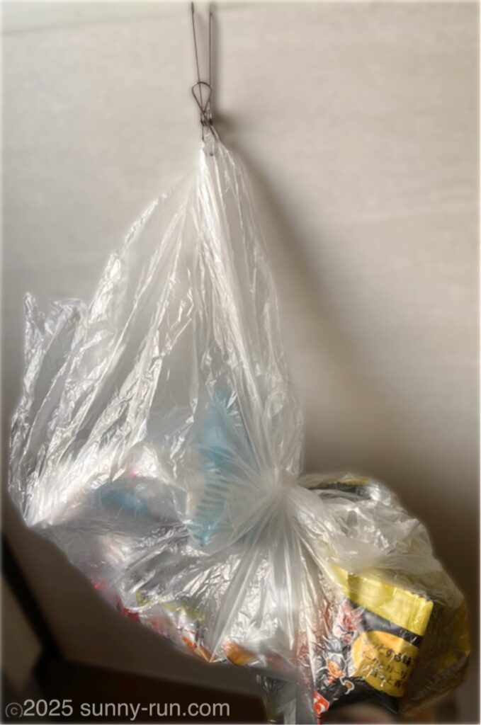 生協の袋を再利用したプラゴミ入れに、実際にゴミを入れたところ