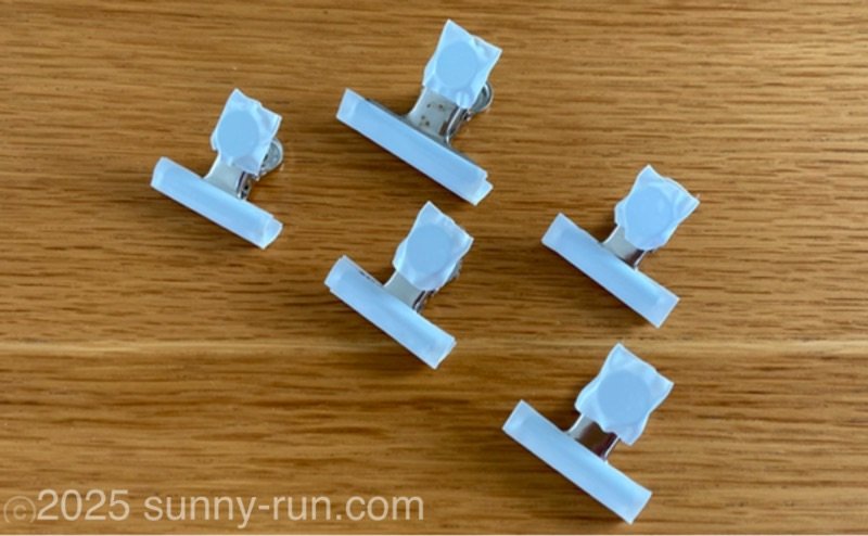 サビ対策のため、ビニールテープを使用して、挟む部分を保護し、超強力マグネットを固定した目玉クリップ