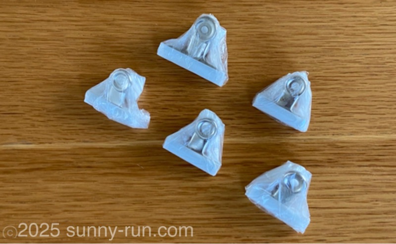 サビ対策のためビニールテープで保護した後、防水のためポリ袋で包んだ目玉クリップと超強力マグネット