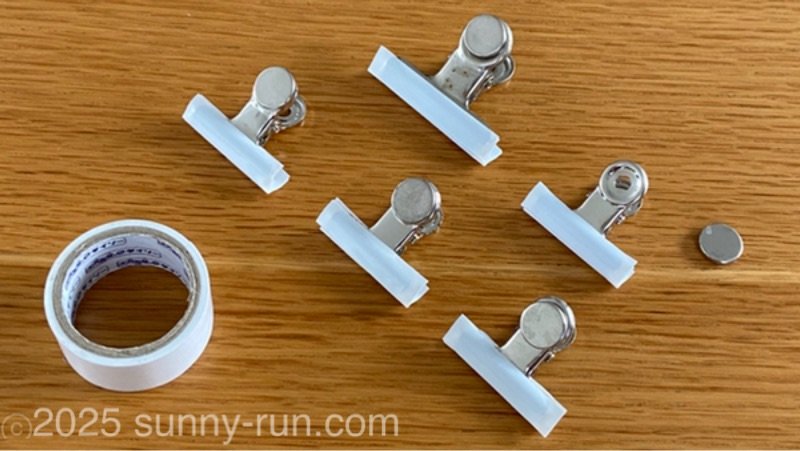 サビ対策のため、挟む部分にビニールテープを貼った目玉クリップ