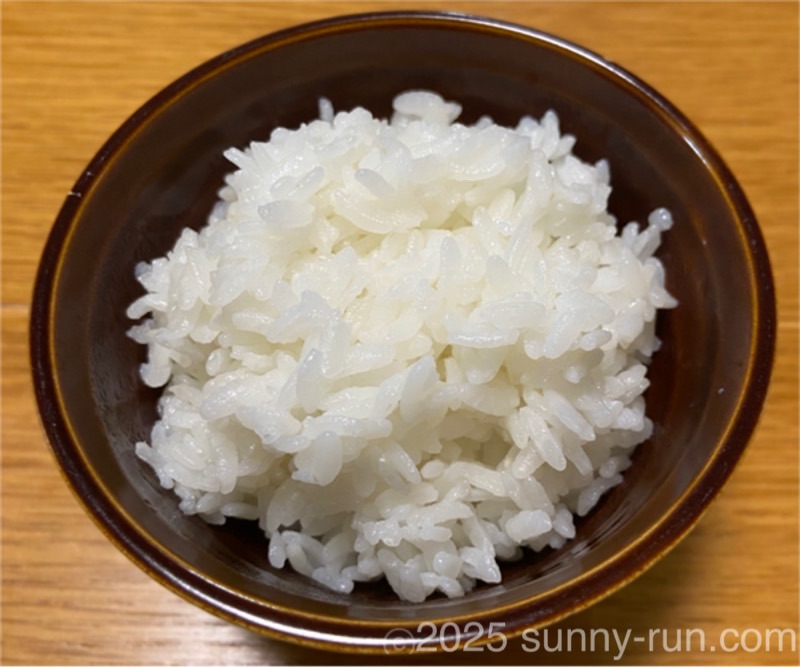 台湾産の輸入米「むすびの郷」の炊き立てご飯。