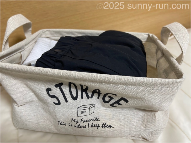 子どもが明日着る服をダイソーの布製収納ボックスに入れて枕元に置いている。