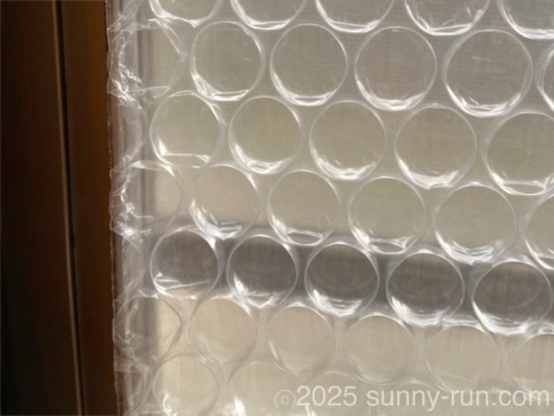 すきま風が入らないようにアルミサッシにぴったり付けて貼った、ニトムズの厚さ７mmの断熱シート。