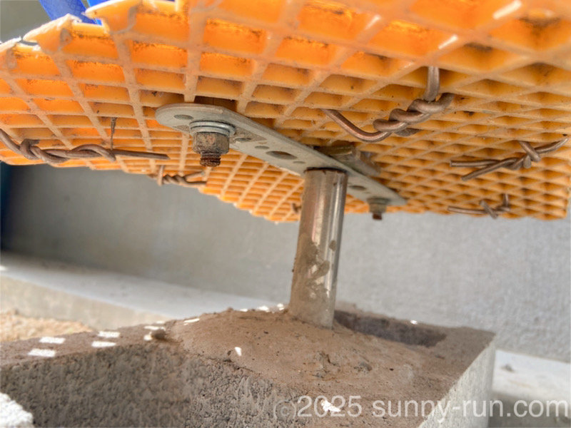 ホースリール回転台の軸受けに基盤のボルトを差し込んだ様子