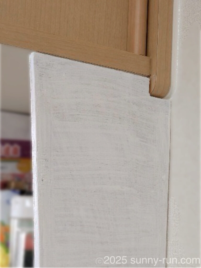 キッチンにDIYした調味料ラック。横幅は、既設の上棚と揃えている。