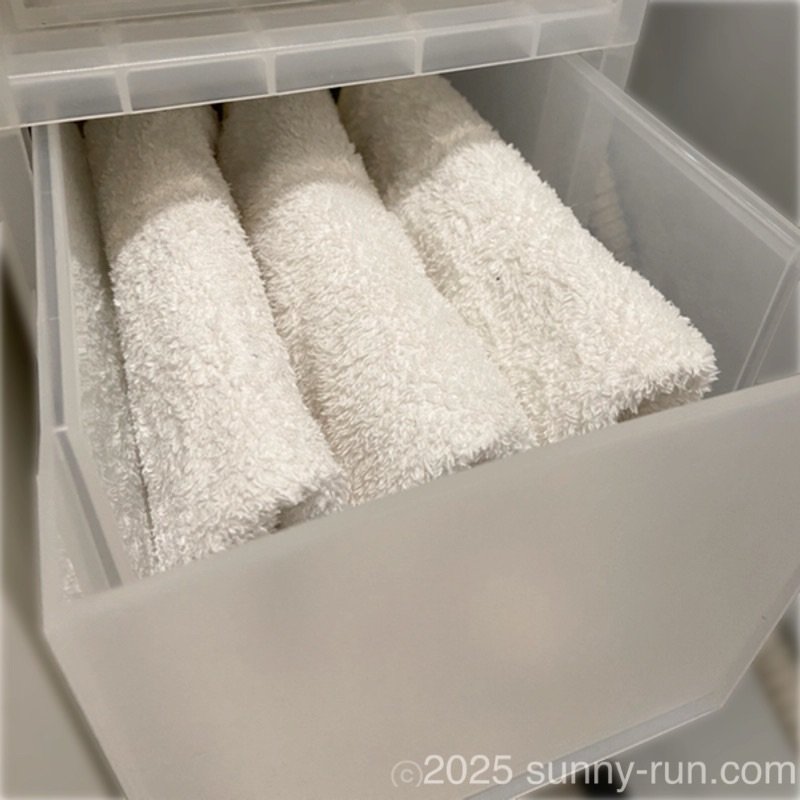 ダイソーのマイクロファイバーバスマット3枚を洗面所の引き出しに収納している