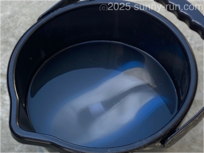 セスキ炭酸ソーダ水に1時間つけ置きした後、汚れで灰色に濁ったバケツの水