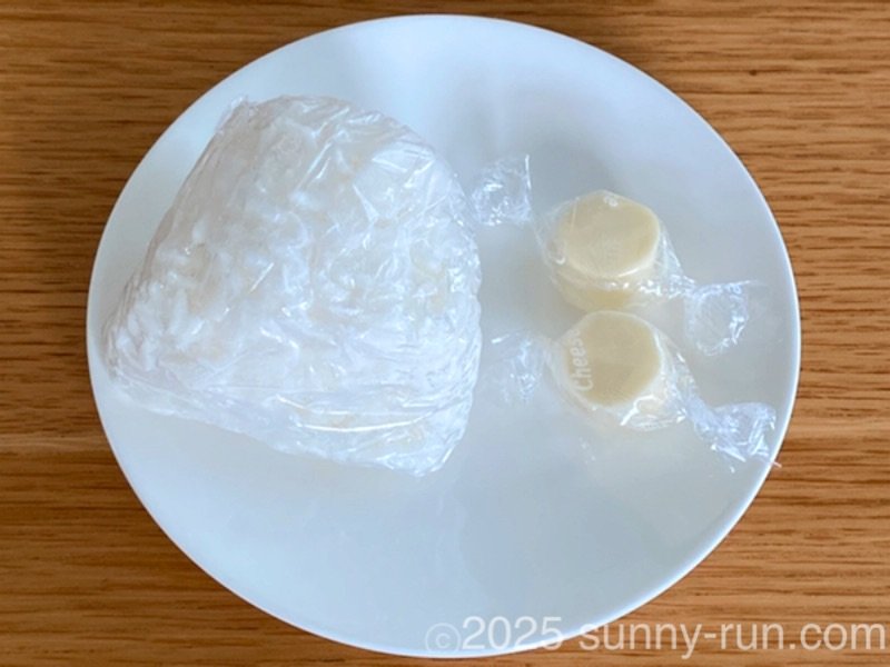 子どもの間食用の冷凍ご飯とキャンディーチーズ