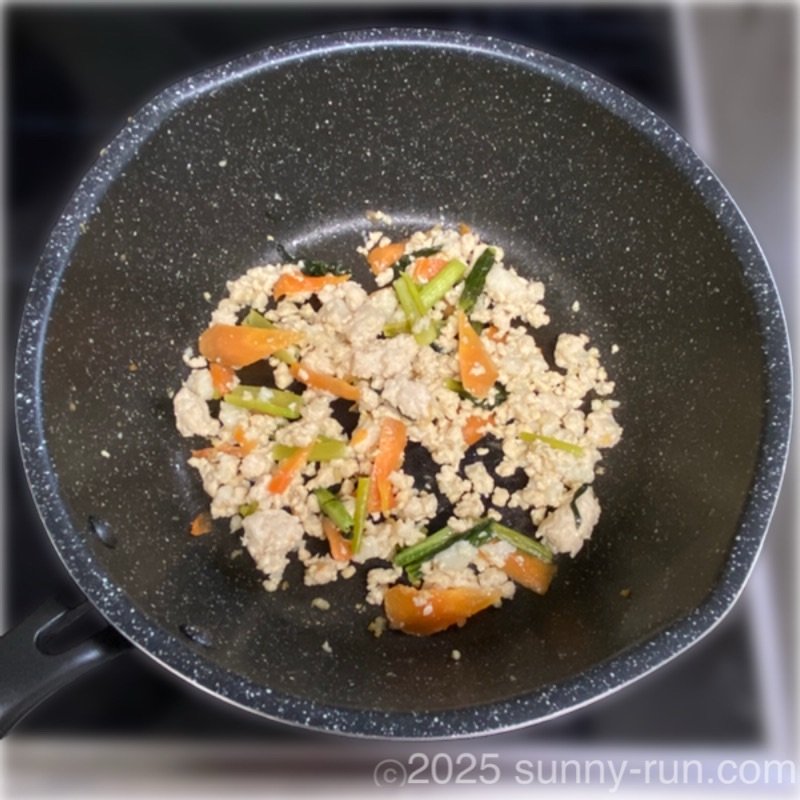 「謎の鍋炒め」の残りをフライパンで炒めている