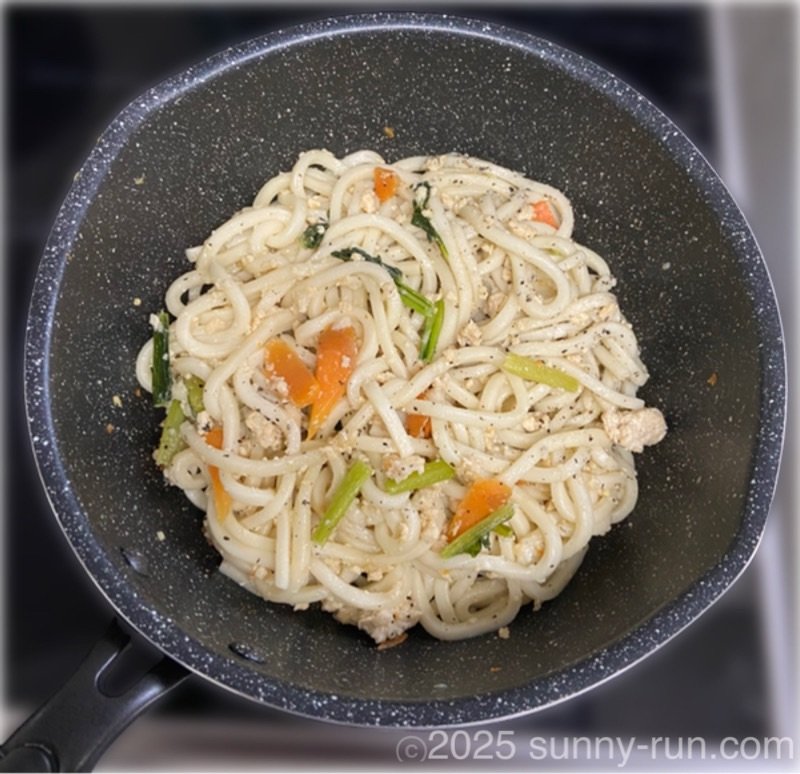 昨夜の「謎の鍋炒め」の残りをリメイクして作った「白だし胡麻うどん」の完成写真