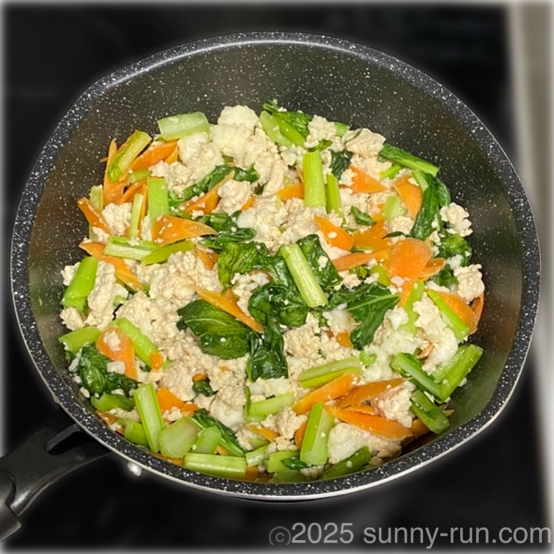 鶏ひき肉・はんぺん・にんじん・小松菜を炒めた「謎の鍋炒め」の完成写真