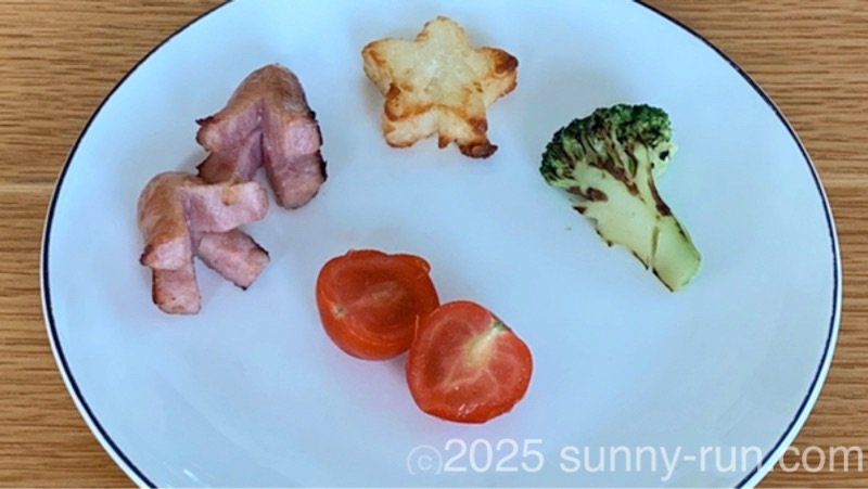 トースタープレートで調理した、タコさんウインナー・星形ハッシュドポテト・ブロッコリー・ミニトマトの盛り合わせ