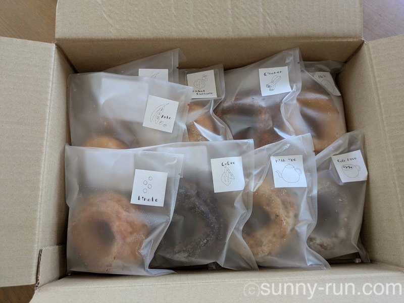 リベイクで購入したBoulangerie斤屋（ブランジェリーきんや）の箱を開けたところ。中に詰まったたくさんのドーナツ