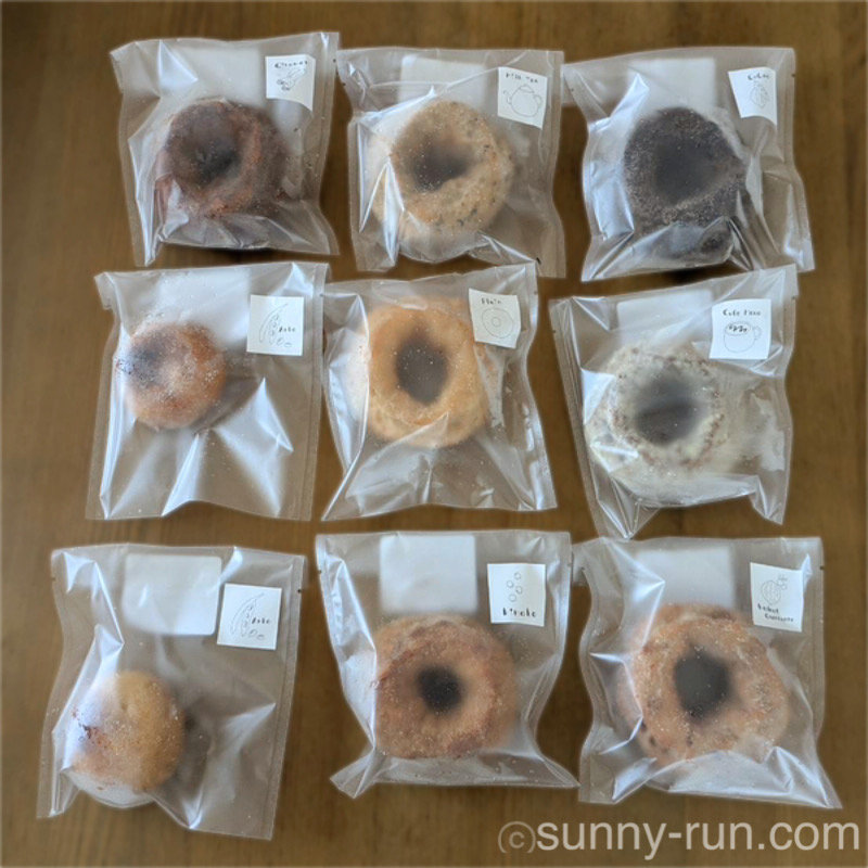 テーブルの上にずらりと9個並べられた、リベイクで購入したBoulangerie斤屋（ブランジェリーきんや）のドーナツ