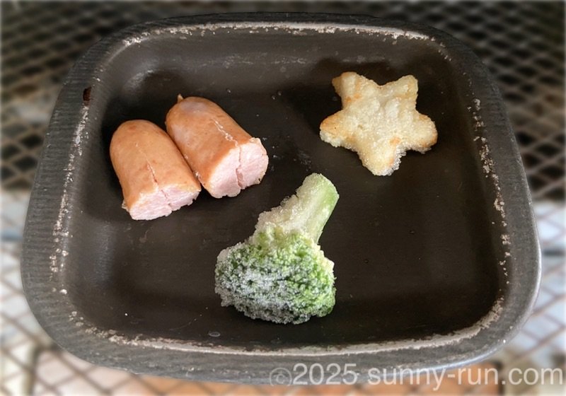 トースタープレートに並べて焼く前の、ウインナー・星形ポテト・冷凍ブロッコリー