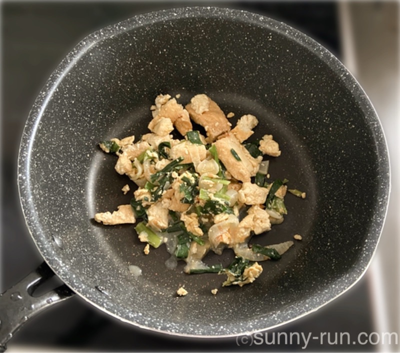 休日の簡単お昼ごはん作りのため、冷蔵庫に取っておいた残りおかずをフライパンに入れた様子