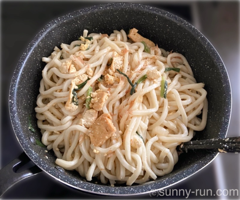 残りおかずをリメイクした焼きうどんが完成した様子