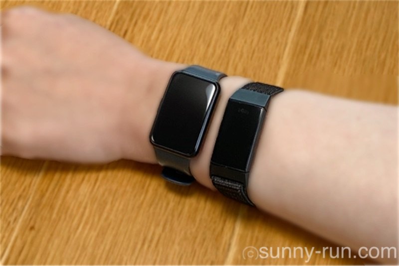 腕につけたFitbit Charge 4とHUAWEI WATCH FIT Special Editionのサイズ比較