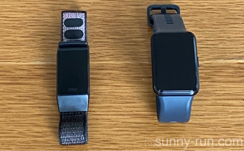 壊れたFitbitとHUAWEI WATCH FIT Special Editionを並べて画面の大きさを比較した写真