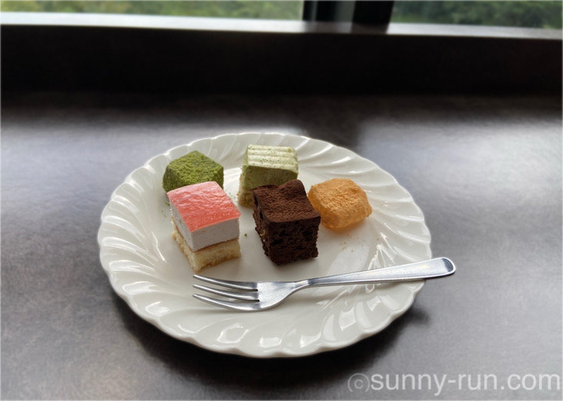 両築別邸の朝食後にロビーでいただける一口ケーキやわらび餅のデザート