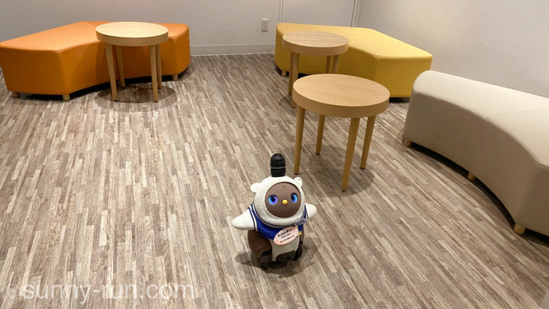 両築別邸のくつろぎスペースで出迎えてくれるロボットのLOVOT（ラボット）
