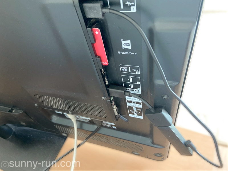 10年選手の古いテレビ裏にHDMI延長ケーブルを挿してFire TV Stickを接続した様子