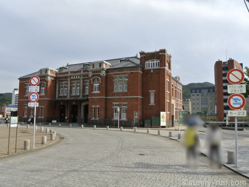 旧門司税関のレトロな外観と、手前に広がるフラットな遊歩道