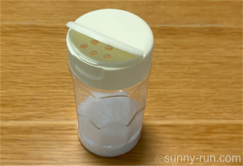 味塩こしょうの空き瓶に塩の詰め替えが完了し、蓋が少し開いた状態のボトル